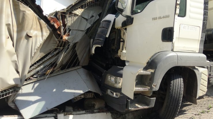 Freni boşalan kamyon 2 otomobile ve iş yerine çarptı