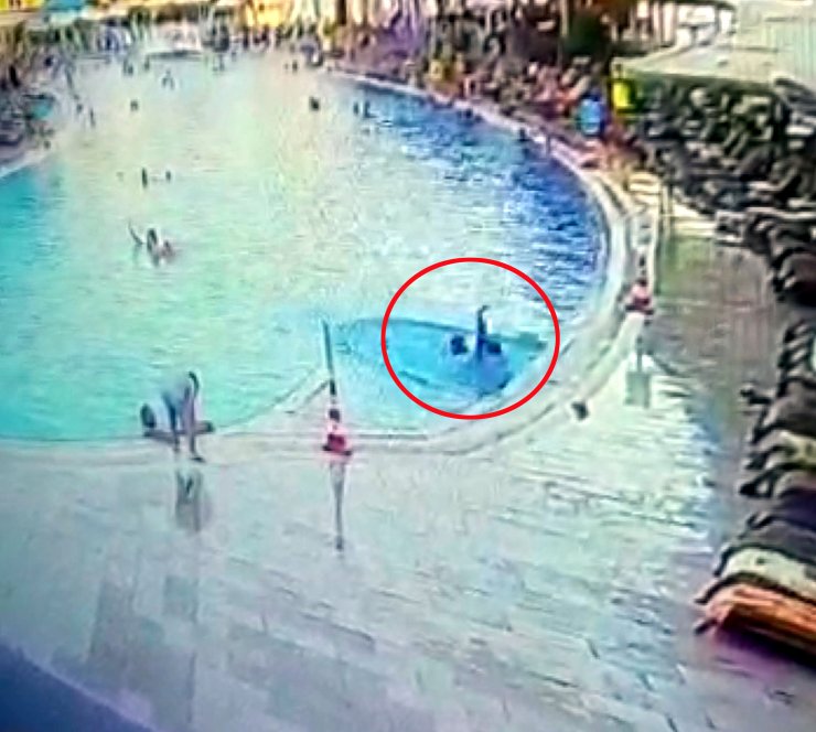 Havuzda boğulma tehlikesi geçiren Ömer'in kurtarılma anı kamerada