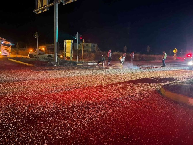 Makaslayan tırdan 2 ton mısır yola saçıldı