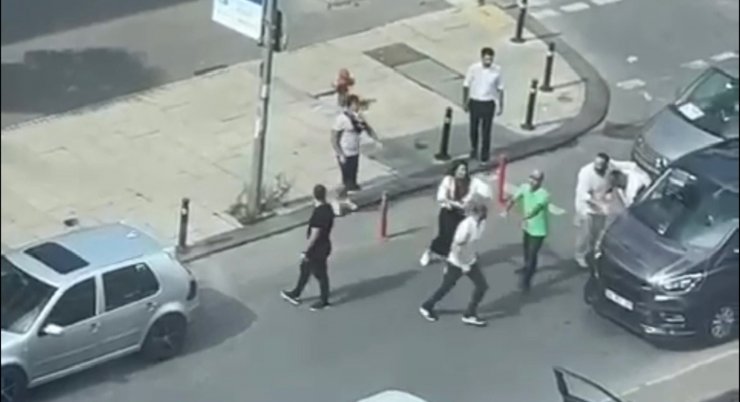 Minibüs şoförlerinin yol verme kavgası kamerada