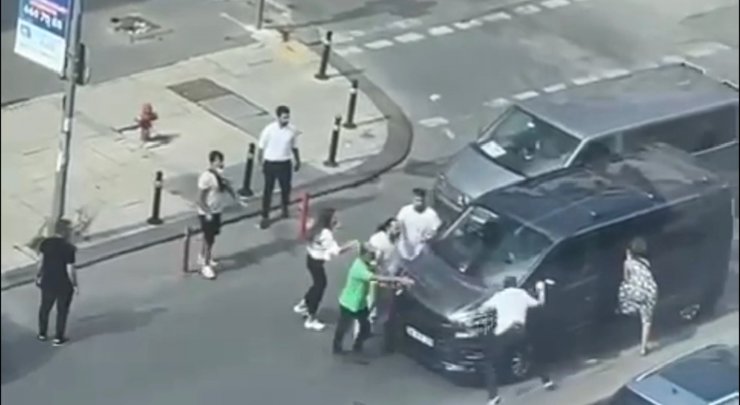 Minibüs şoförlerinin yol verme kavgası kamerada