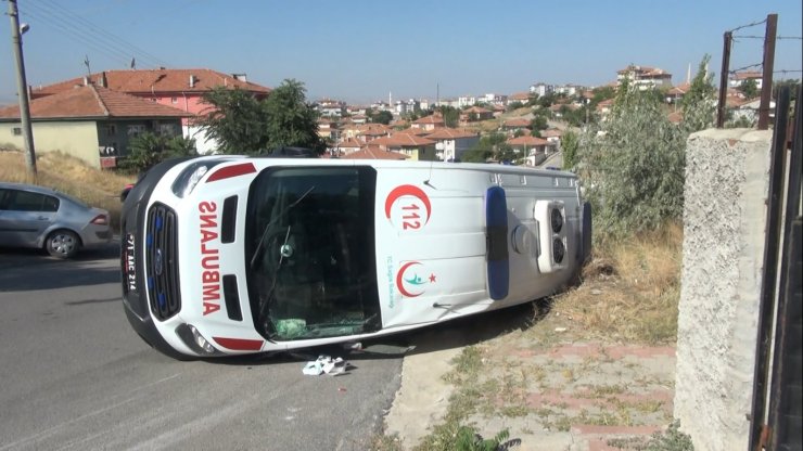 Otomobil, ambulansa çarptı: 2'si sağlıkçı 4 yaralı