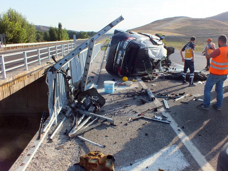 Otomobil köprü bariyerine çarptı: 3 ölü, 1 yaralı