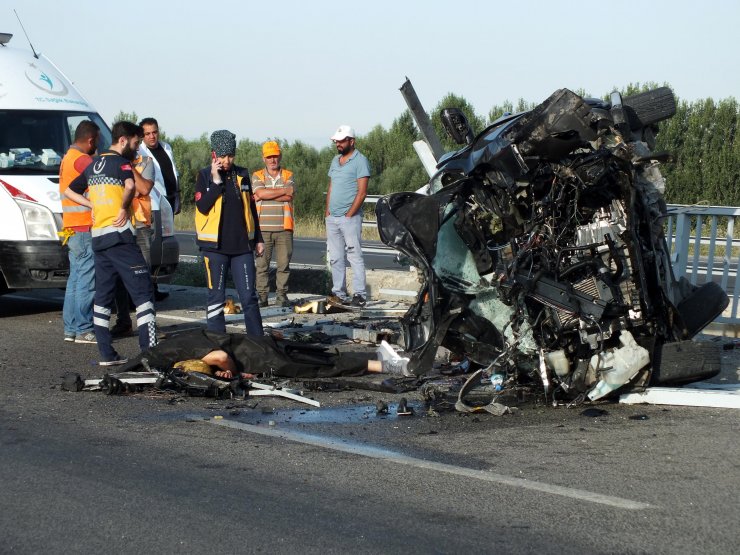 Otomobil köprü bariyerine çarptı: 3 ölü, 1 yaralı