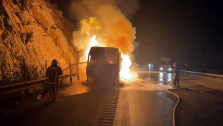 Otoyolda  8 ton kömür yüklü TIR yandı