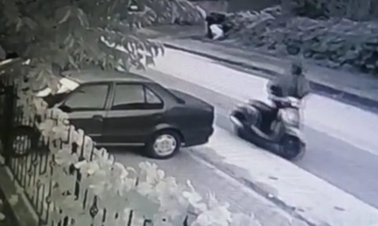 Şapka ve maske takıp site bahçesindeki motosikleti çaldı