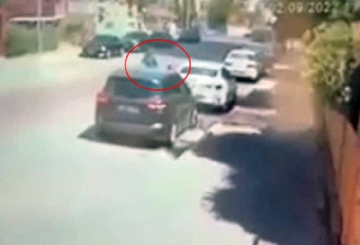 Savrulan otomobilden çocuğu da çekerek saniyelerle kurtuldu