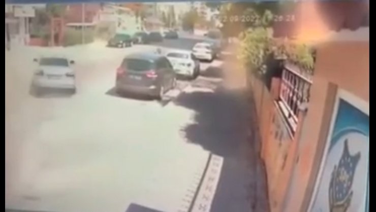 Savrulan otomobilden çocuğu da çekerek saniyelerle kurtuldu