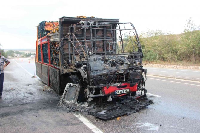 Seyir halinde şeftali yüklü kamyon alev aldı