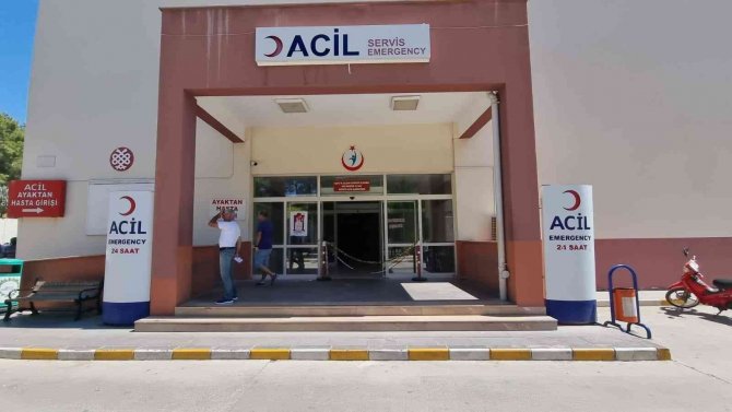 Tedavi için hastaneye gelen husumetlilerini bıçaklayan kadın tutuklandı