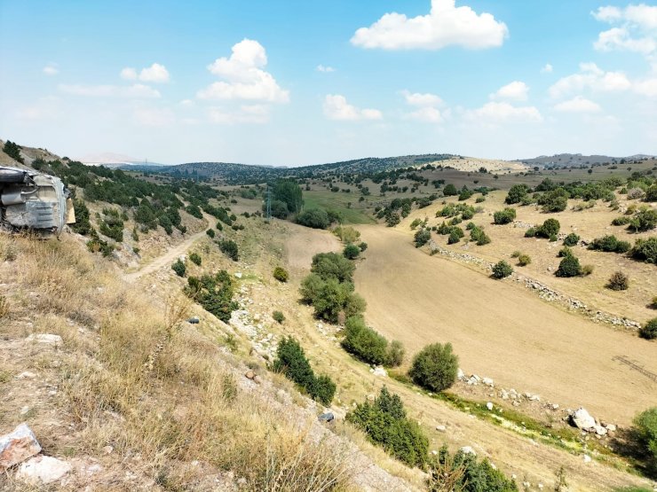 Afyonkarahisar'da otomobil şarampole devrildi: 2 ölü