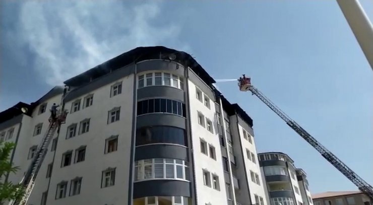 Apartmanda çıkan yangında 4 daire kullanılamaz hale geldi