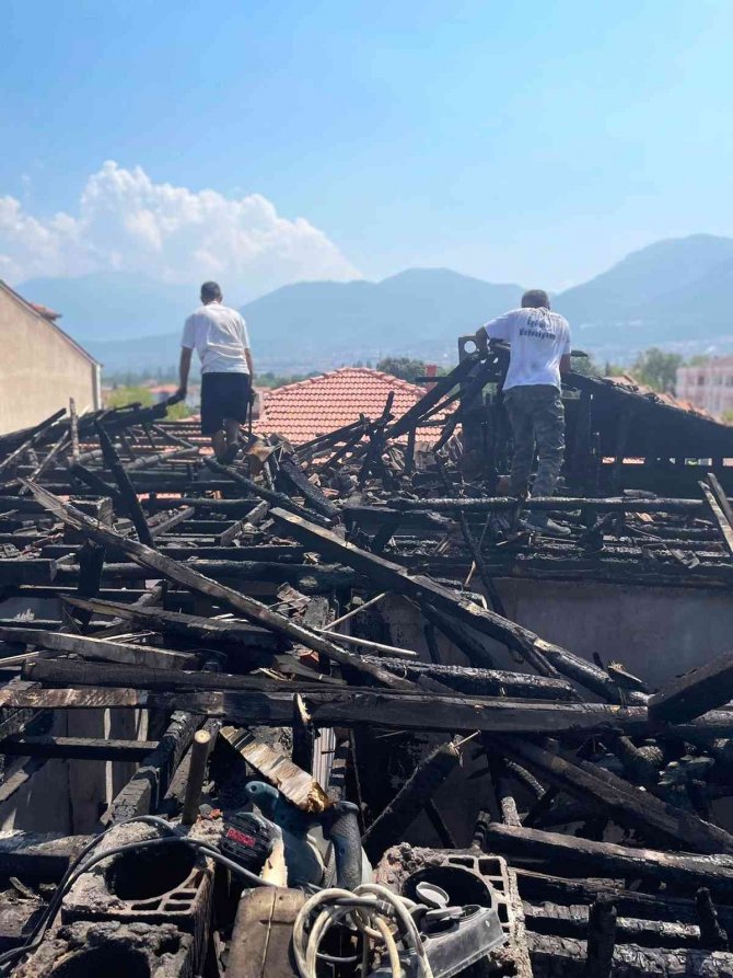 Evi yanan aile için seferber oldular