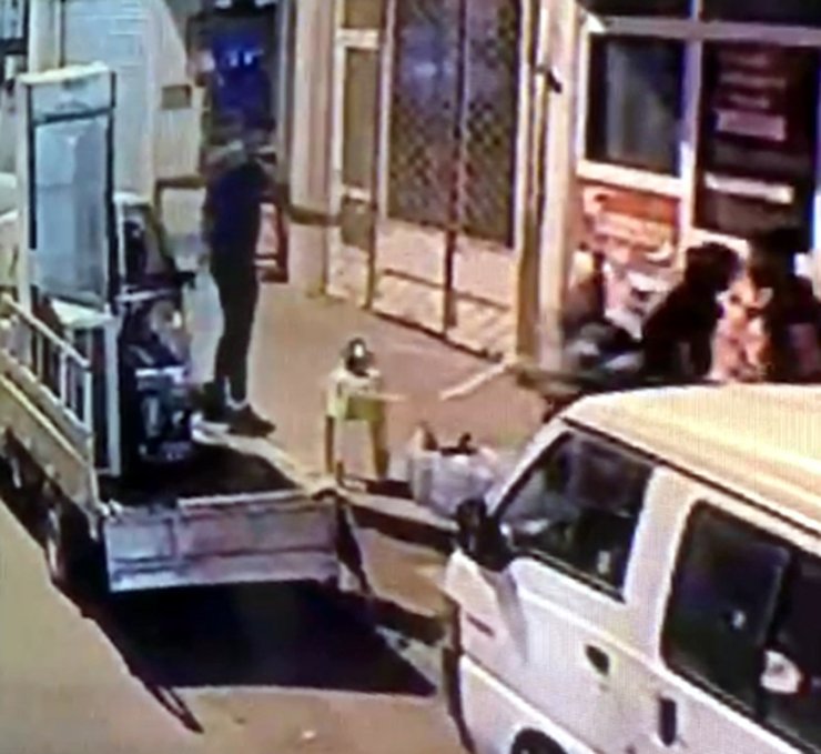 Garip diye yanına aldı, dükkanı bu hale getirdi