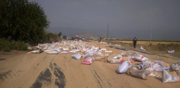 Gaziantep'te 5 ton yem, TIR dorsesinden yola saçıldı
