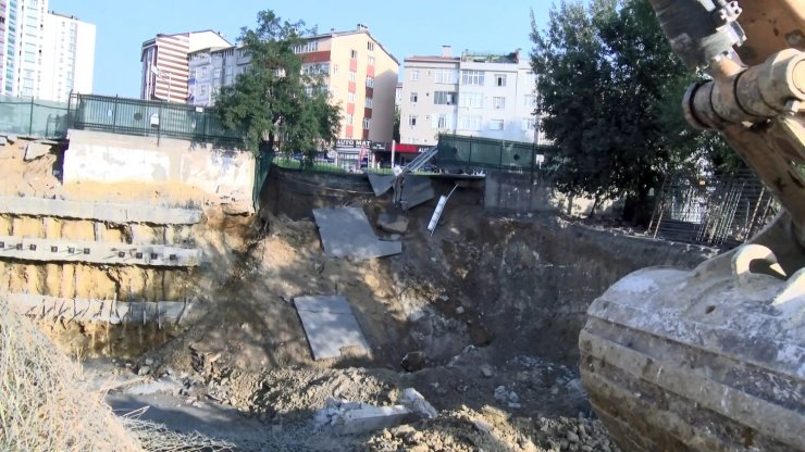 Hafriyat çalışmasında yol çöktü