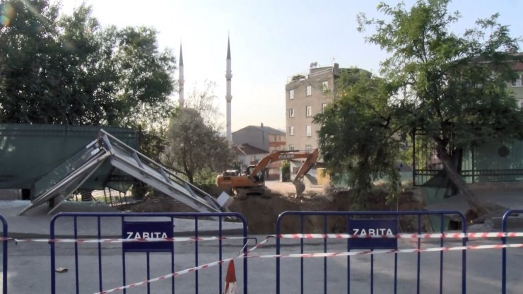 Hafriyat çalışmasında yol çöktü