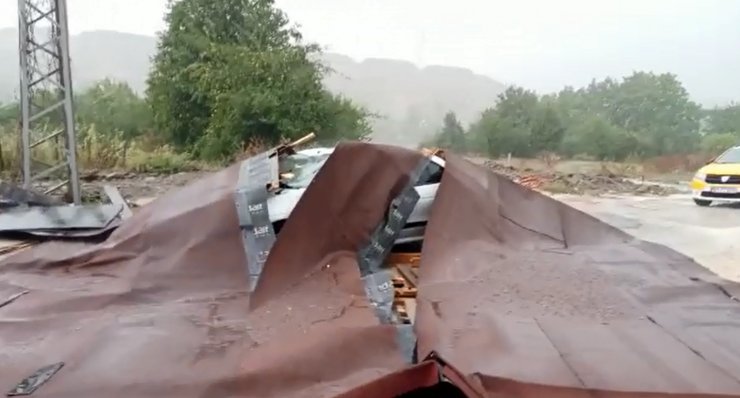 Kastamonu'da sağanak günlük yaşamı olumsuz etkiledi; 3 yaralı