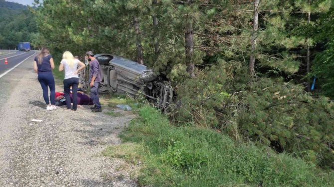 Otomobil ağaca çarptı: İkisi çocuk 6 yaralı