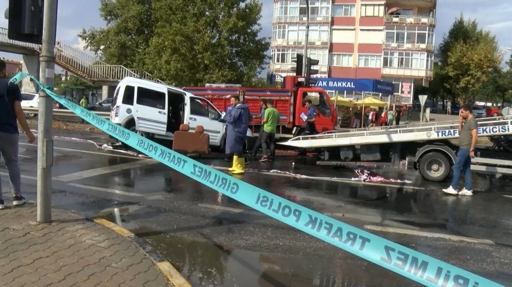 Otomobil ile kamyonet çarpıştı:1 ölü, 1 yaralı