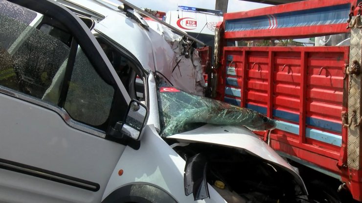 Otomobil ile kamyonet çarpıştı:1 ölü, 1 yaralı