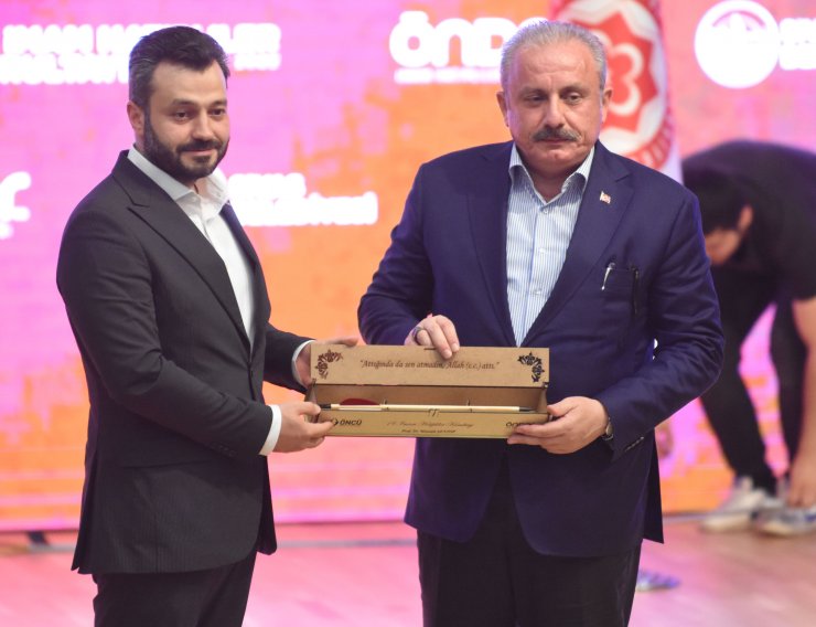 Şentop: Batıdaki gibi giyinenler kendilerini modern, zeki ve kültürlü zannediyor