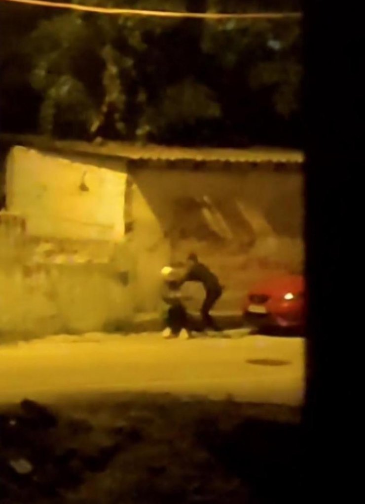 Sokak ortasında tartıştığı kadına yumrukla saldırdı