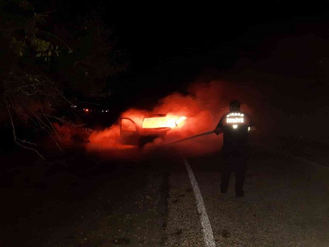 Seyir halindeki otomobil alev topuna döndü