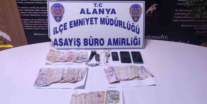 4 ayrı iş yerini 8 bin TL zarara uğrattılar