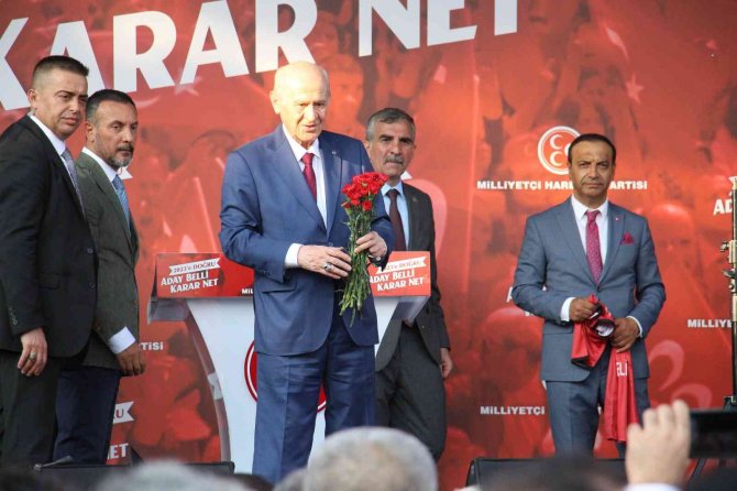 Bahçeli, ilk mitinginde konuştu: Çürük şarkıcılara, kiralık kalemlere tavizimiz yok!