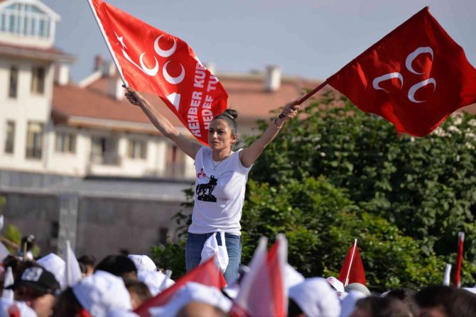 Bahçeli, ilk mitinginde konuştu: Çürük şarkıcılara, kiralık kalemlere tavizimiz yok!