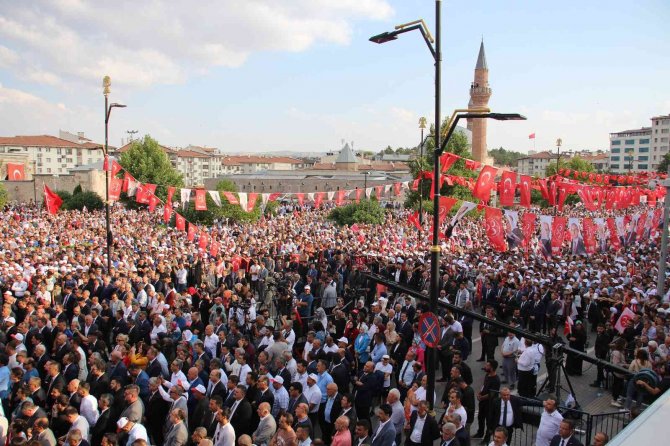 Bahçeli, ilk mitinginde konuştu: Çürük şarkıcılara, kiralık kalemlere tavizimiz yok!