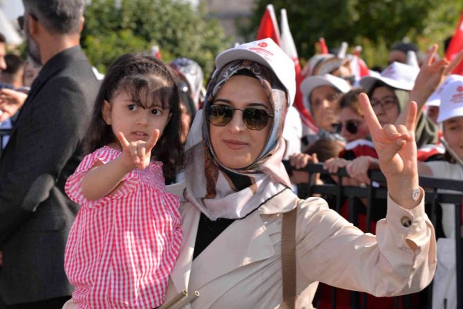 Bahçeli, ilk mitinginde konuştu: Çürük şarkıcılara, kiralık kalemlere tavizimiz yok!