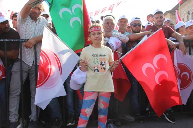 Bahçeli, ilk mitinginde konuştu: Çürük şarkıcılara, kiralık kalemlere tavizimiz yok!