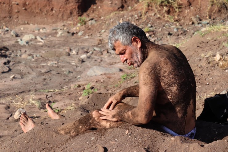 Deredeki minarelli kumda şifa arıyorlar