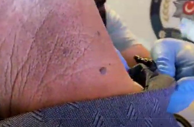 Ehliyet sınavına kopya düzeneği ile girmek istedi