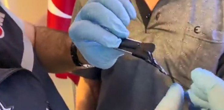 Ehliyet sınavına yakasındaki kamerayla girerken yakalandı