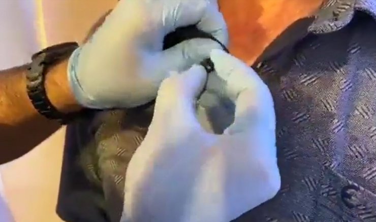 Ehliyet sınavına yakasındaki kamerayla girerken yakalandı