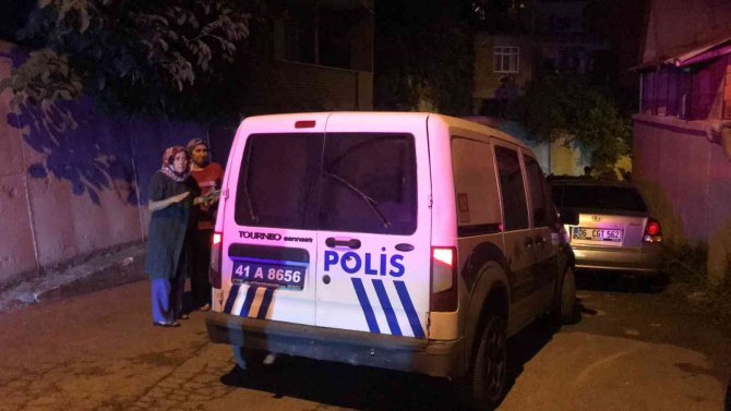 Evini yakmak istedi, içeriden güçlükle çıkarıldı