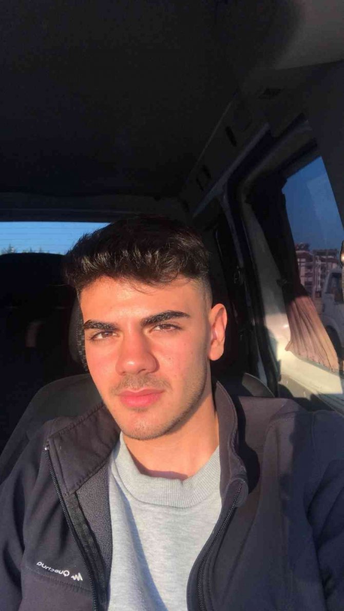 Genç sürücü kazada hayatını kaybetti