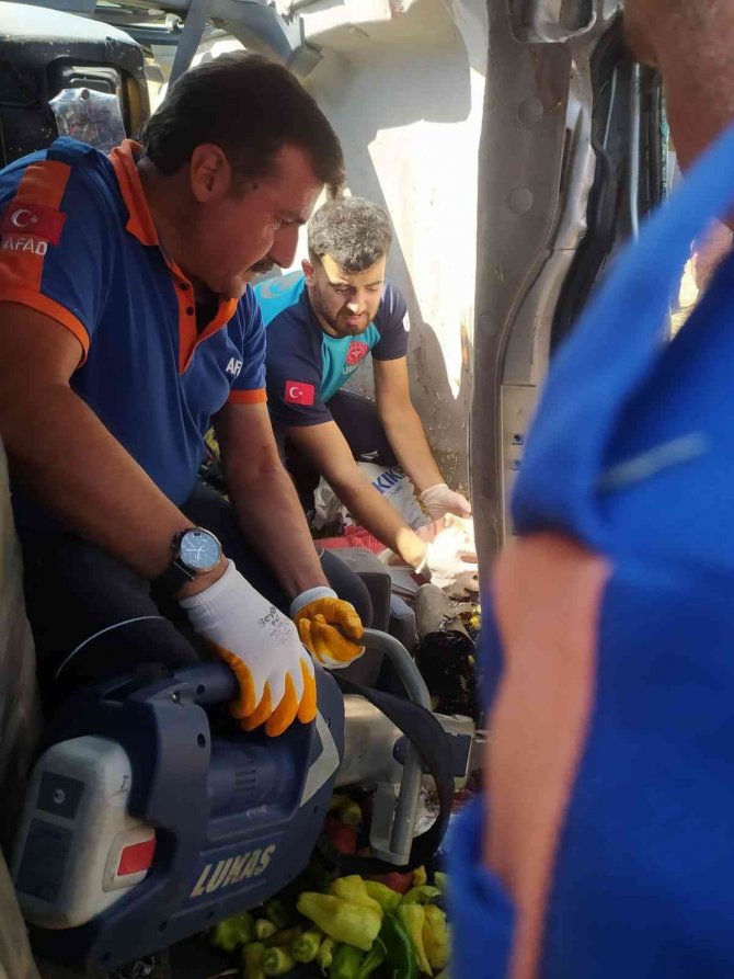 Kamyonet şarampole yuvarlandı: 3 yaralı