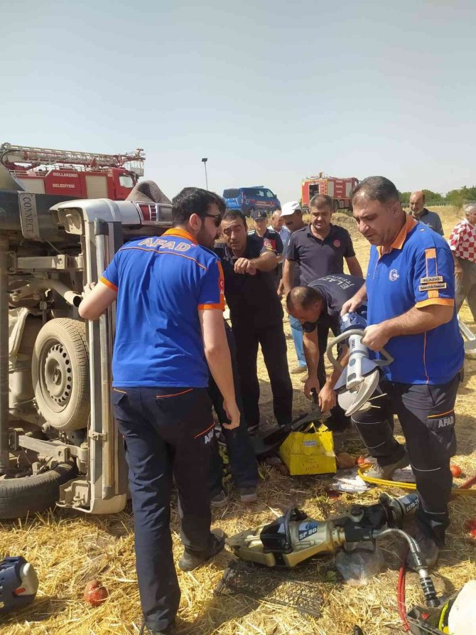 Kamyonet şarampole yuvarlandı: 3 yaralı