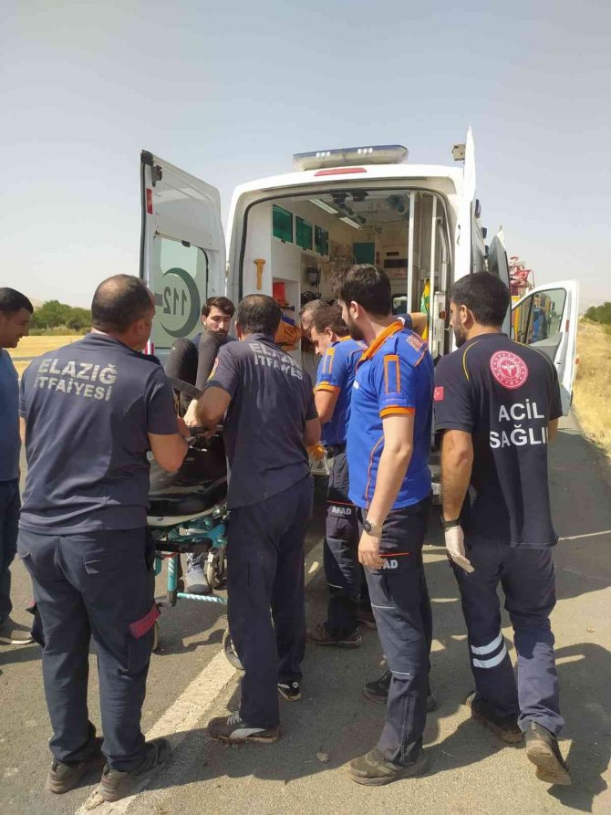 Kamyonet şarampole yuvarlandı: 3 yaralı