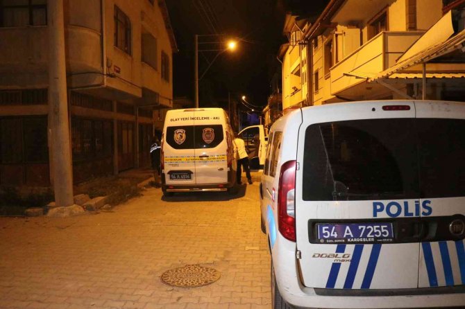 Moto kuryeleri uyaran ağabey ve kardeşi bıçaklandı