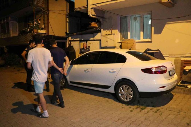 Moto kuryeleri uyaran ağabey ve kardeşi bıçaklandı