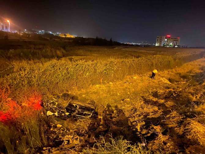 Otomobil tarlaya uçtu: 1 ölü, 1 yaralı