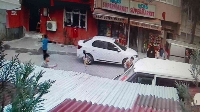 Sokakta oyun oynayan çocuk aracın altında kaldı