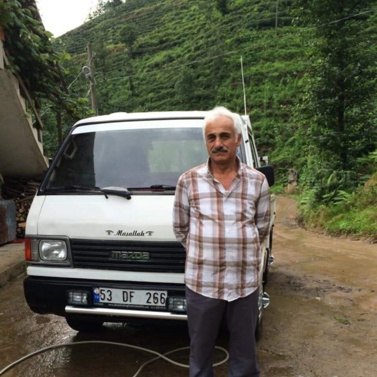 Taşlara çarparak uçurumda asılı kalan kamyonetin sürücüsü öldü