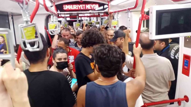 Tramvayda gerginliğe çevik kuvvet müdahale etti