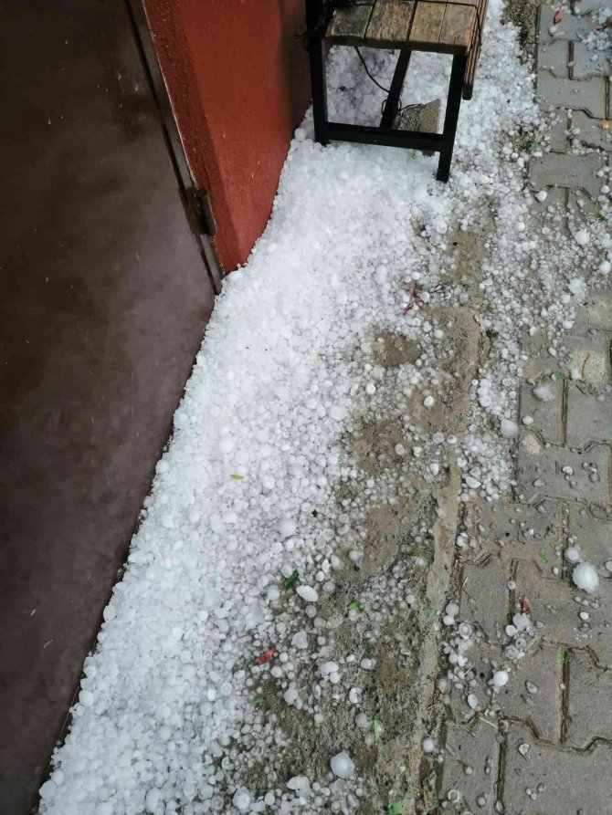 Yumurta büyüklüğünde yağan dolu maddi hasara neden oldu